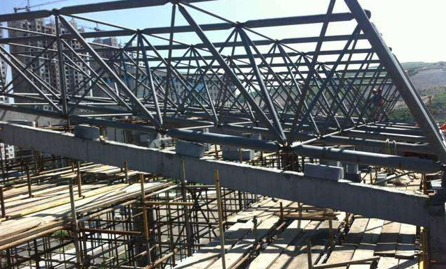 咸宁简述网架公司的黑色压型钢板的吊装步履